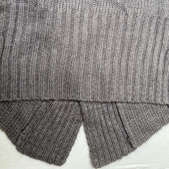 VENUS CROSSED FRONT PATTERN SIZE MEDIUM IN GRAY. SLEEVELESS VEST. - Picture 7 of 12